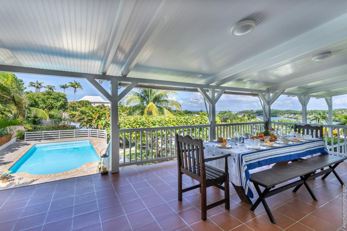 location villa martinique avec piscine et grande terrasse couverte