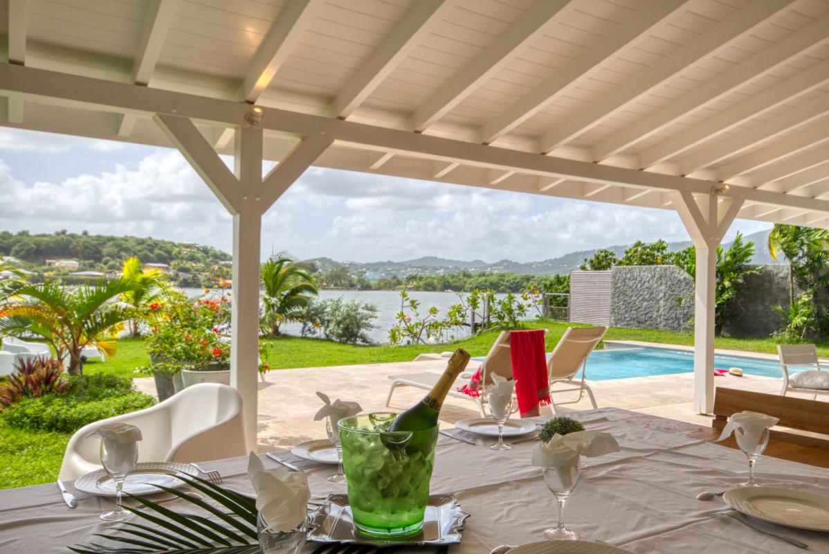 Location villa de luxe martinique au cap est grande terrasse couverte avec table à manger