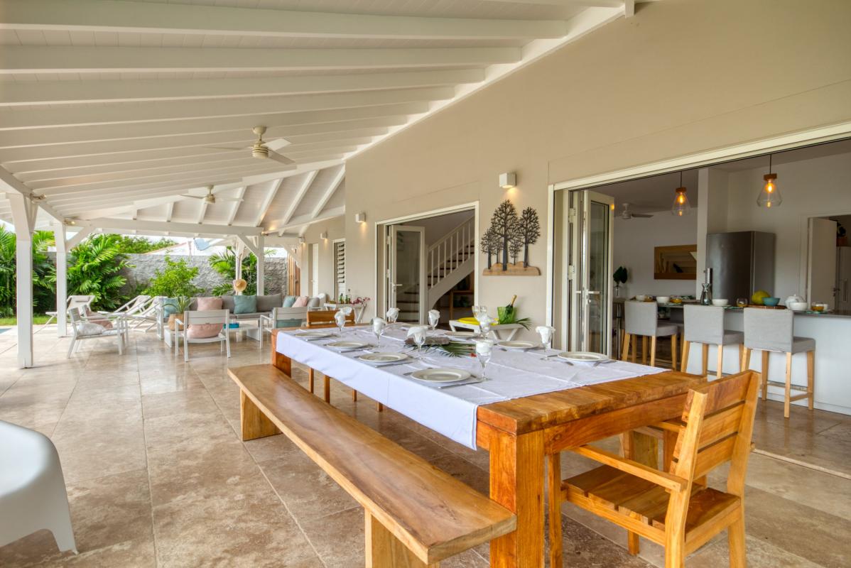 Location villa de luxe martinique grande terrasse couverte avec table à manger