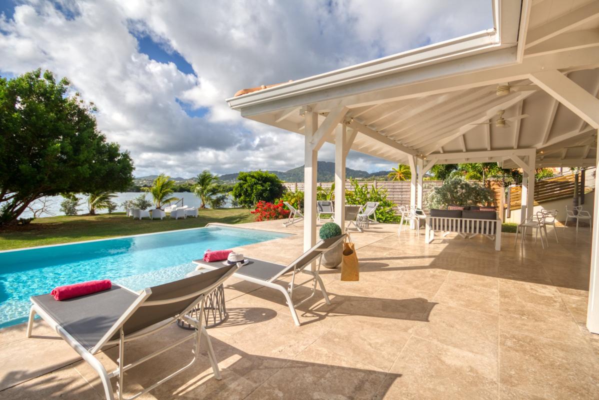 location villa de luxe martinique vue mer terrasse couverte et piscine