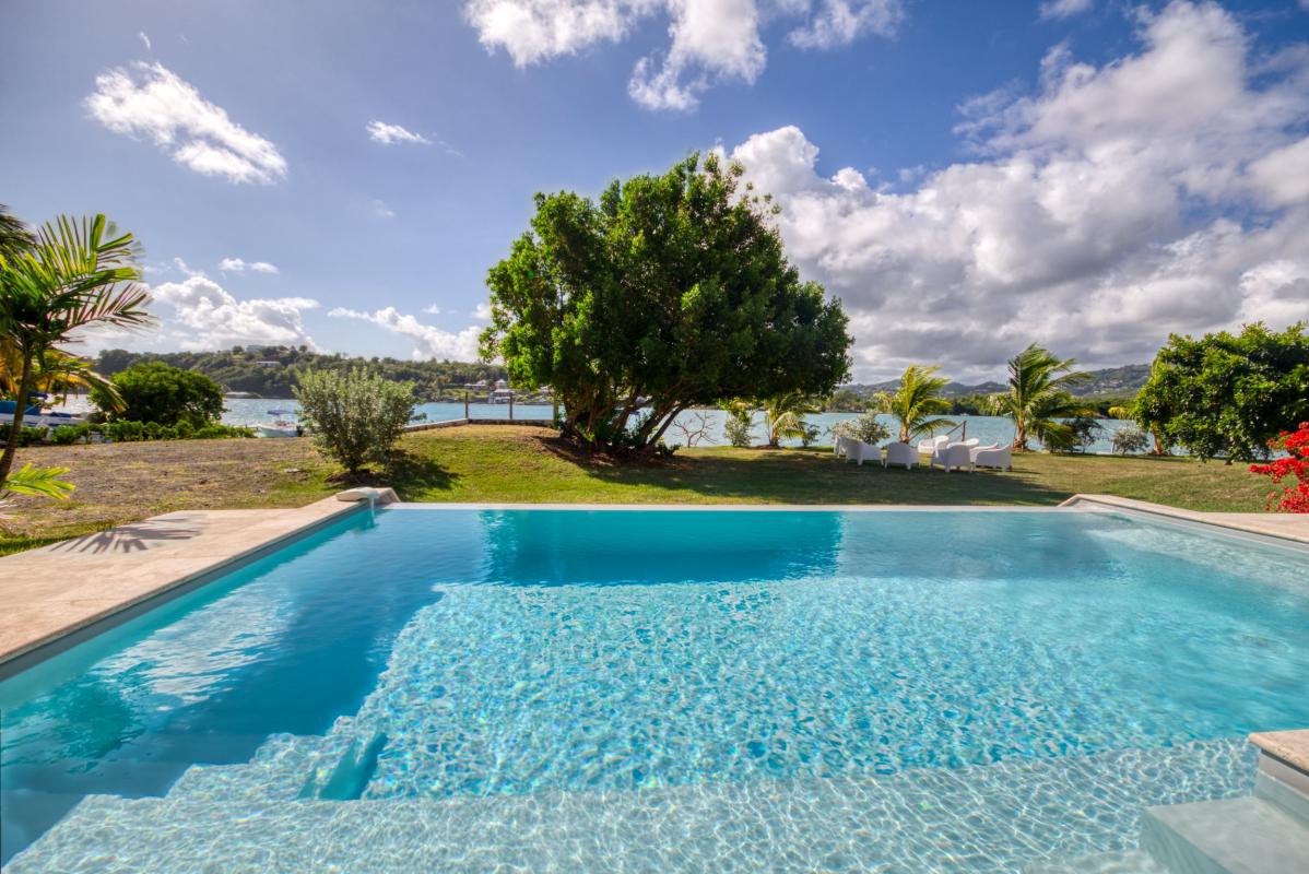 location villa martinique avec piscine à débordement vue mer au françois