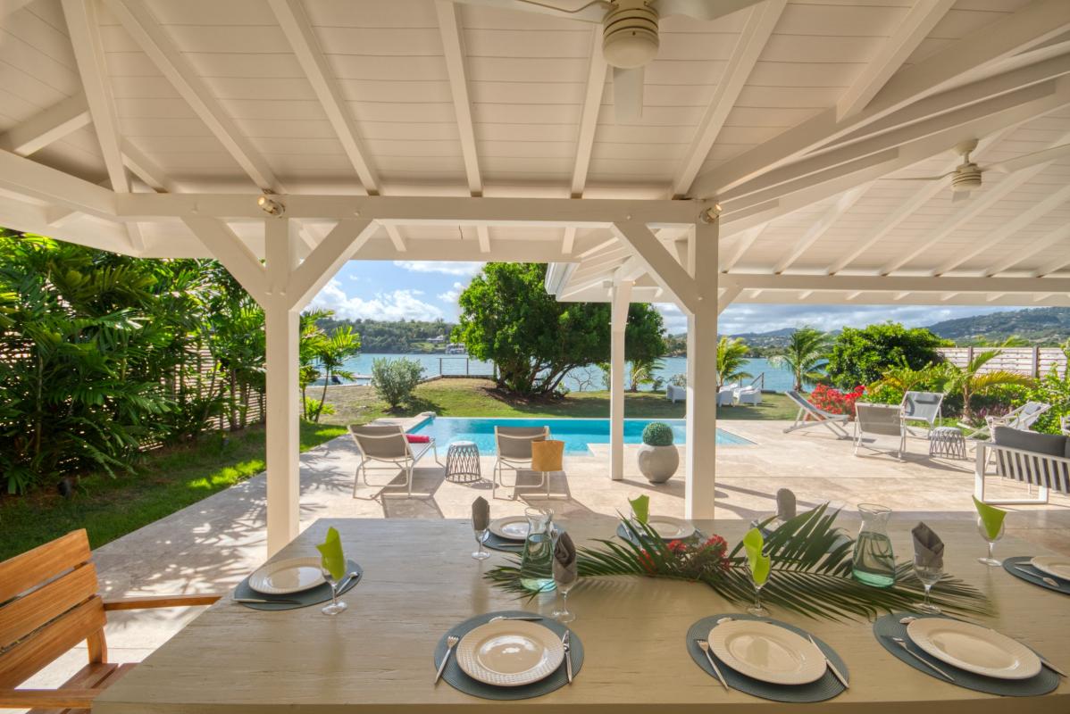 location villa martinique terrasse avec table à manger