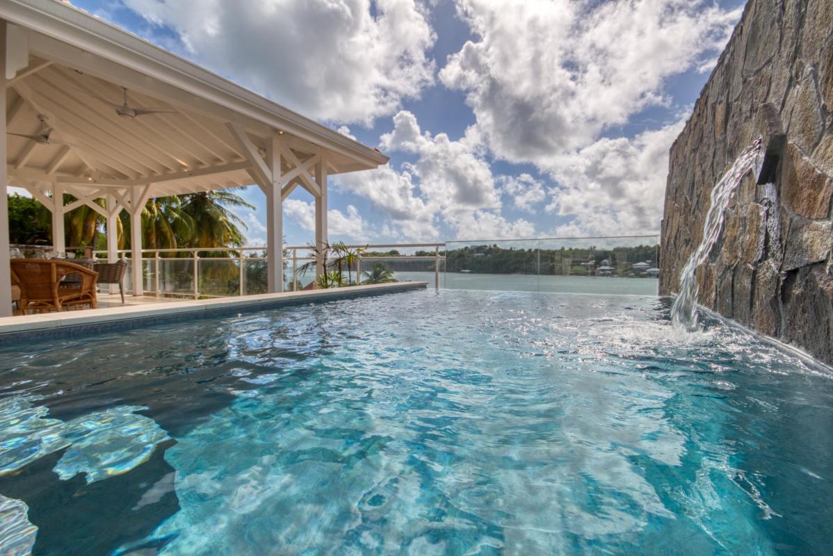 location villa martinique avec vue mer et piscine à débordement