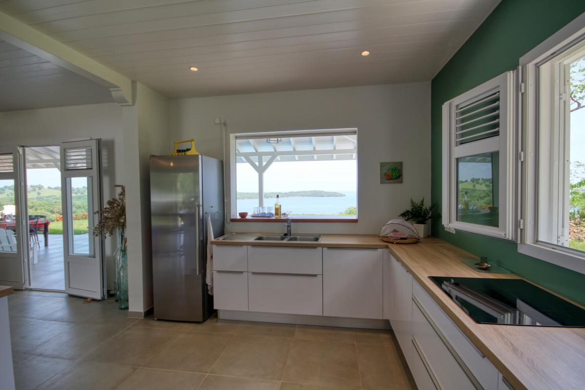 location villa de standing Martinique vue mer et piscine - cuisine 3