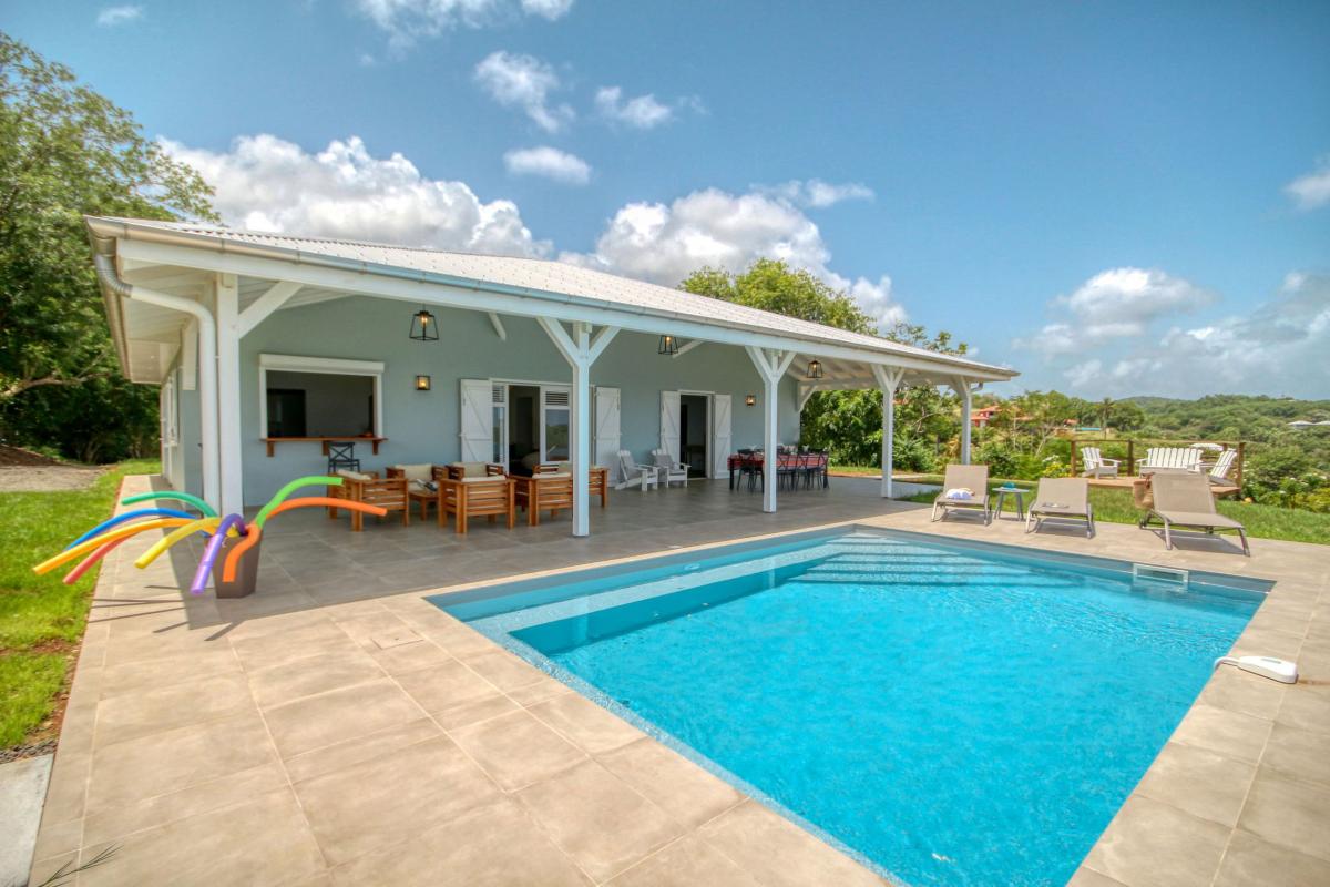 location villa de standing Martinique vue mer et piscine - ensemble