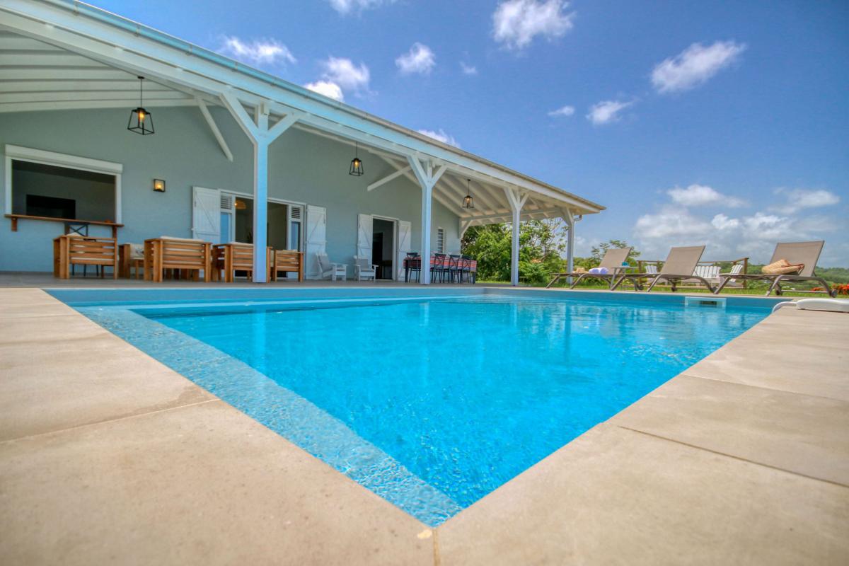location villa de standing Martinique vue mer et piscine - piscine
