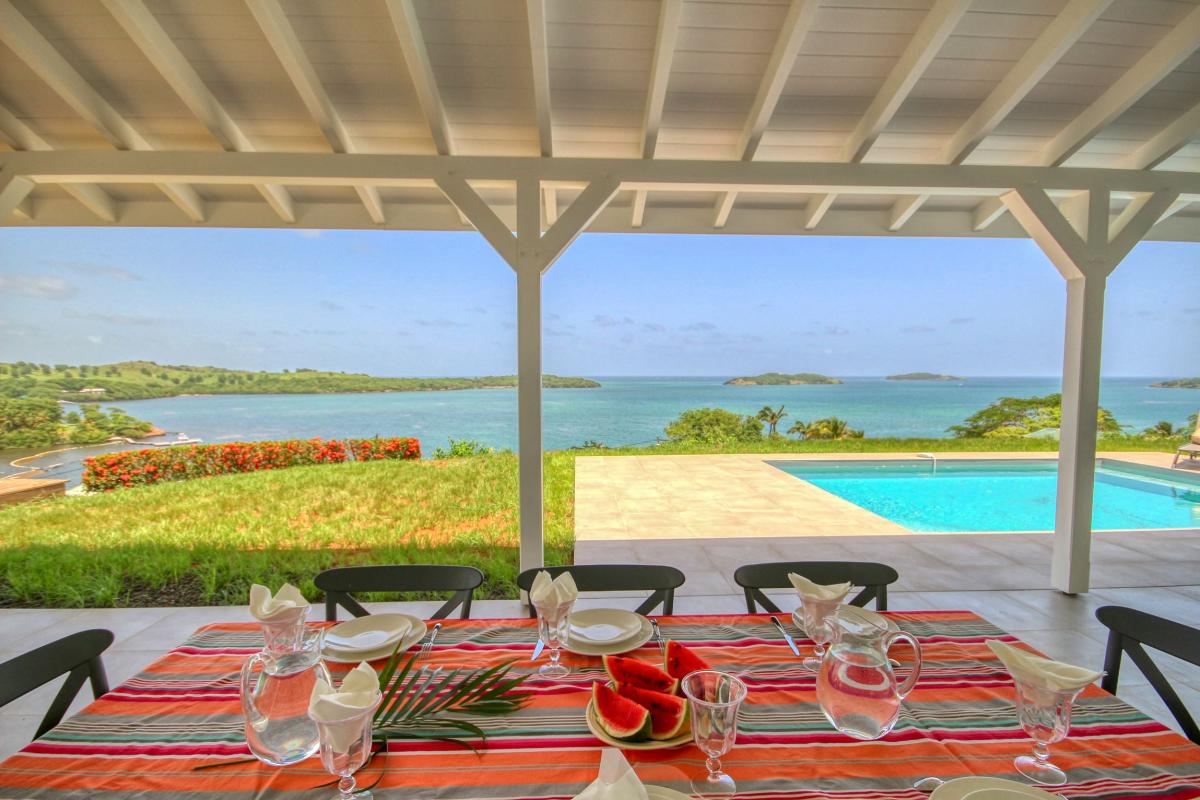 location villa de standing Martinique vue mer et piscine - salle à manger