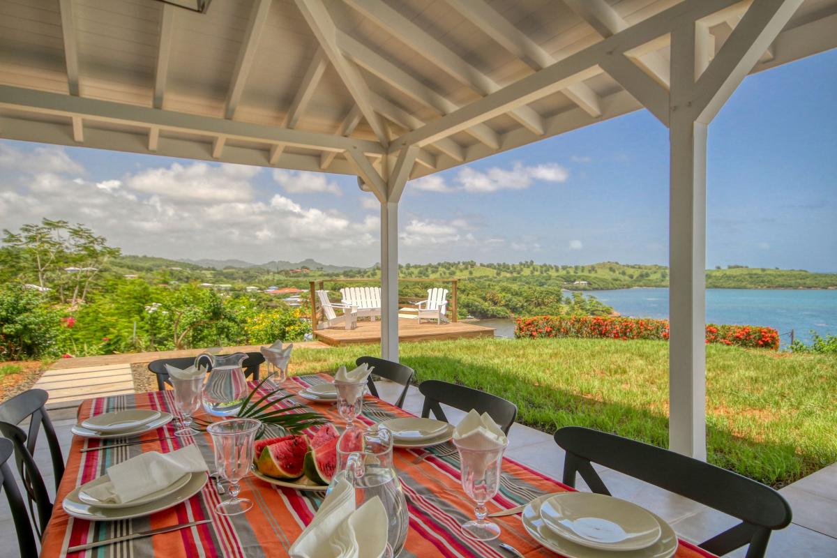 location villa de standing Martinique vue mer et piscine - salle à manger2