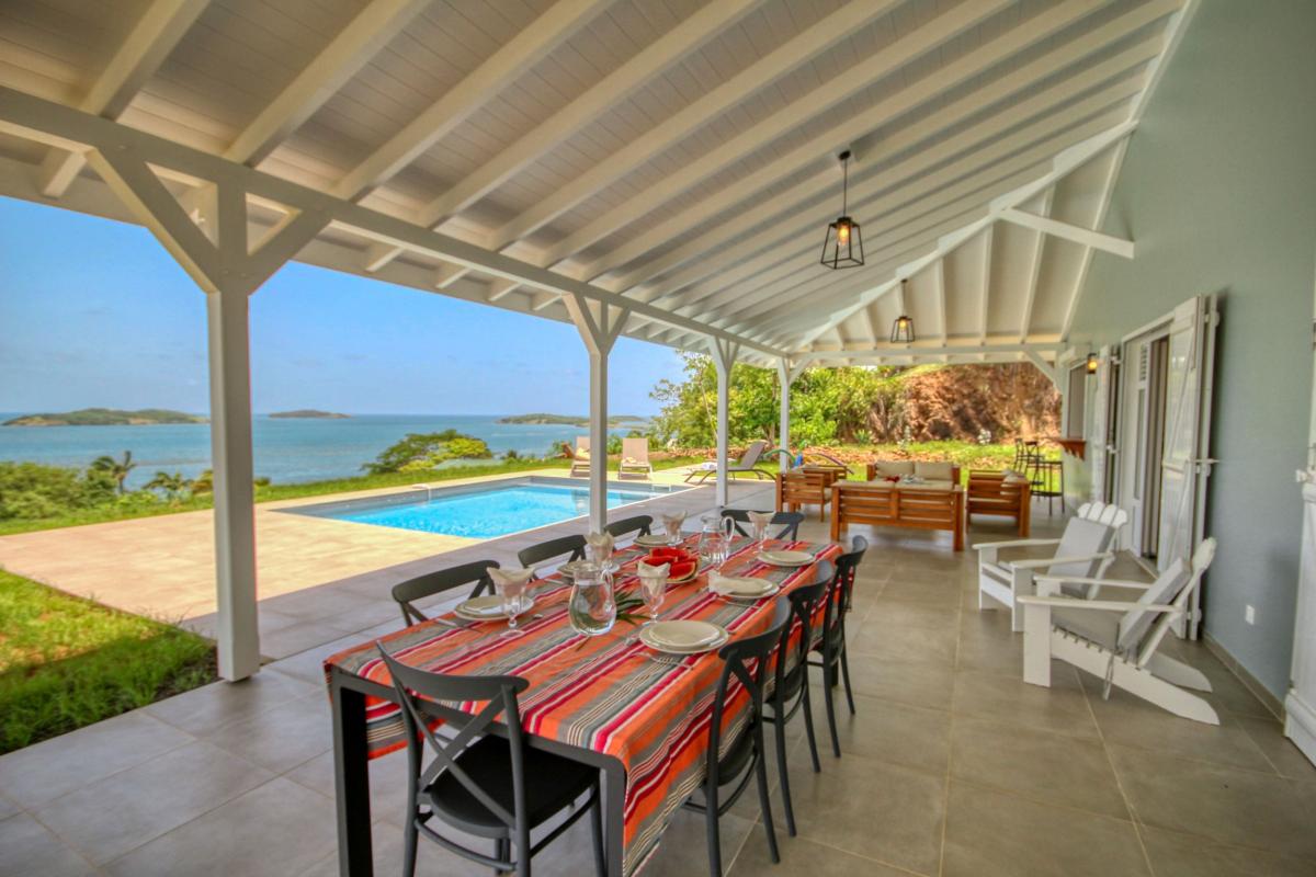 location villa de standing Martinique vue mer et piscine - salle à manger3