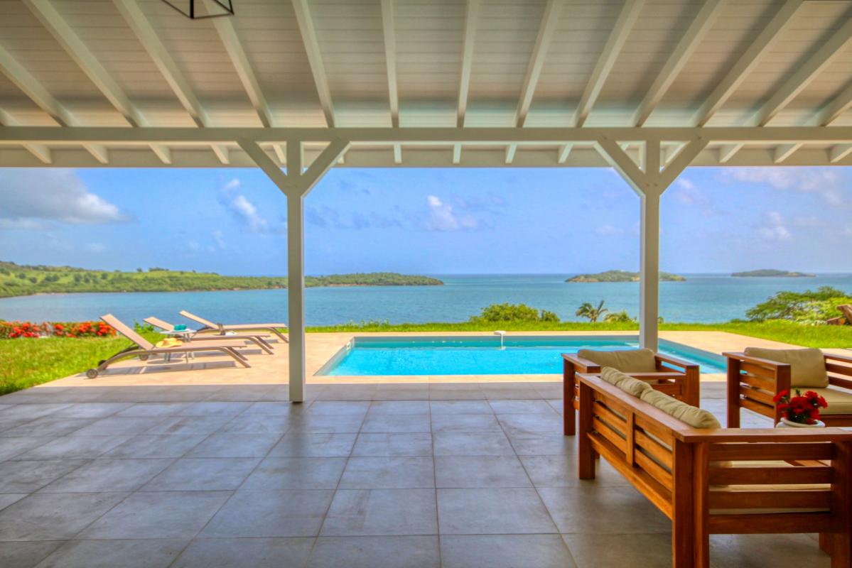 location villa de standing Martinique vue mer et piscine - terrasse vue