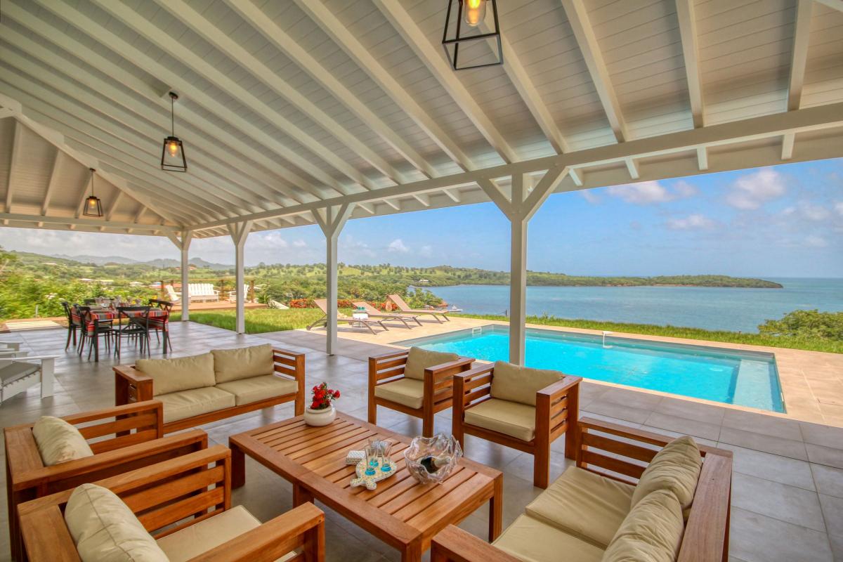 location villa de standing Martinique vue mer et piscine - terrasse