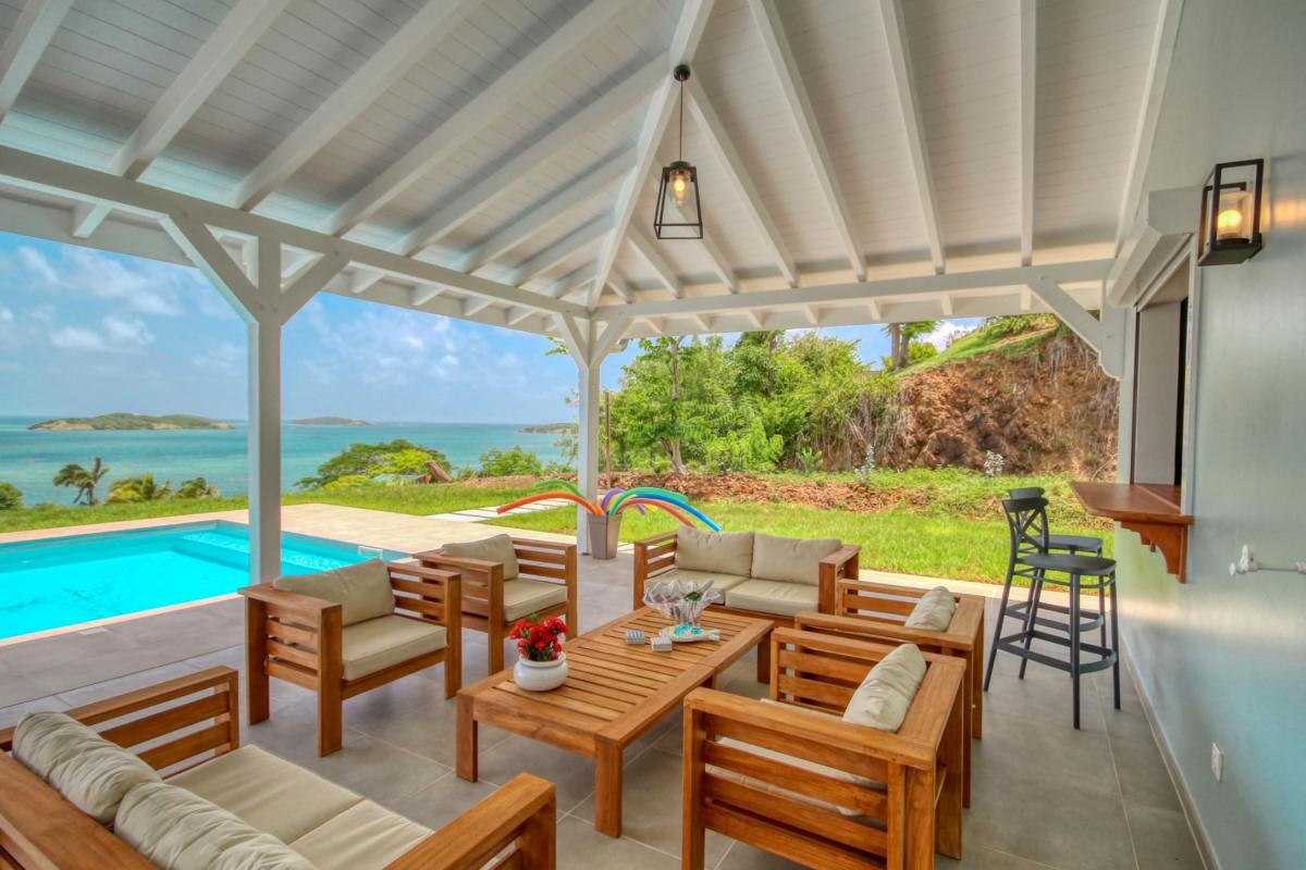 location villa de standing Martinique vue mer et piscine - terrasse