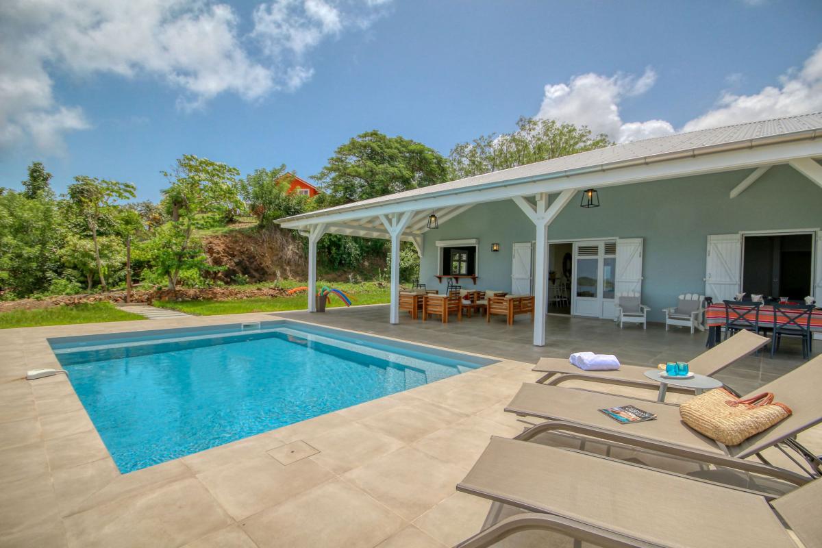 location villa de standing Martinique vue mer et piscine - vue piscine