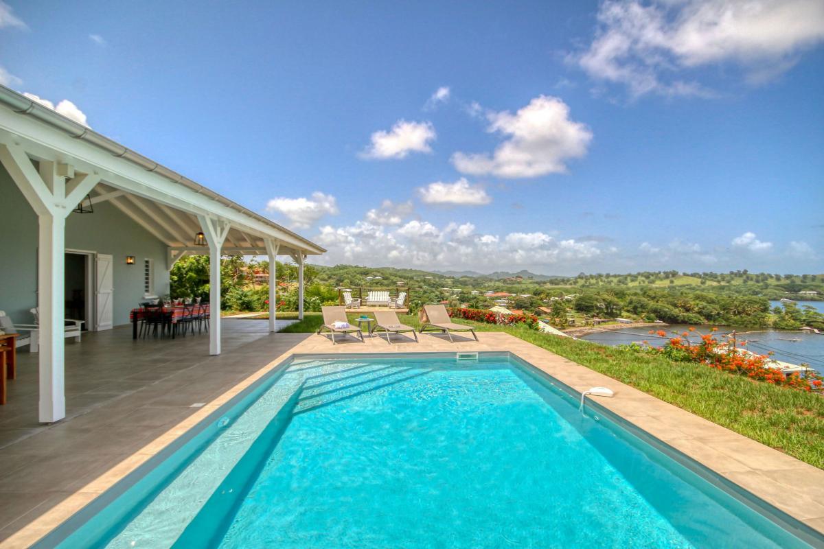 location villa de standing Martinique vue mer et piscine - vue piscine