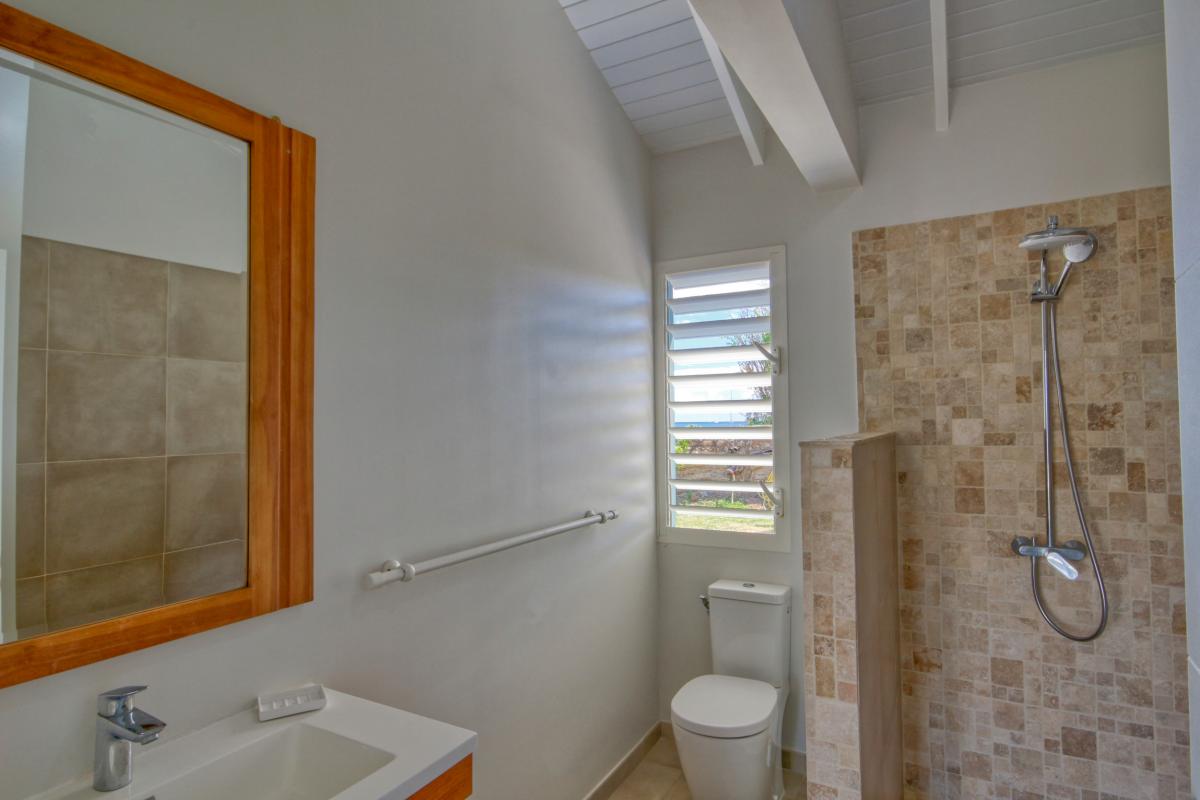 location villa de luxe vue mer piscine 8 personnes le François Martinique bungalow salle d'eau 2