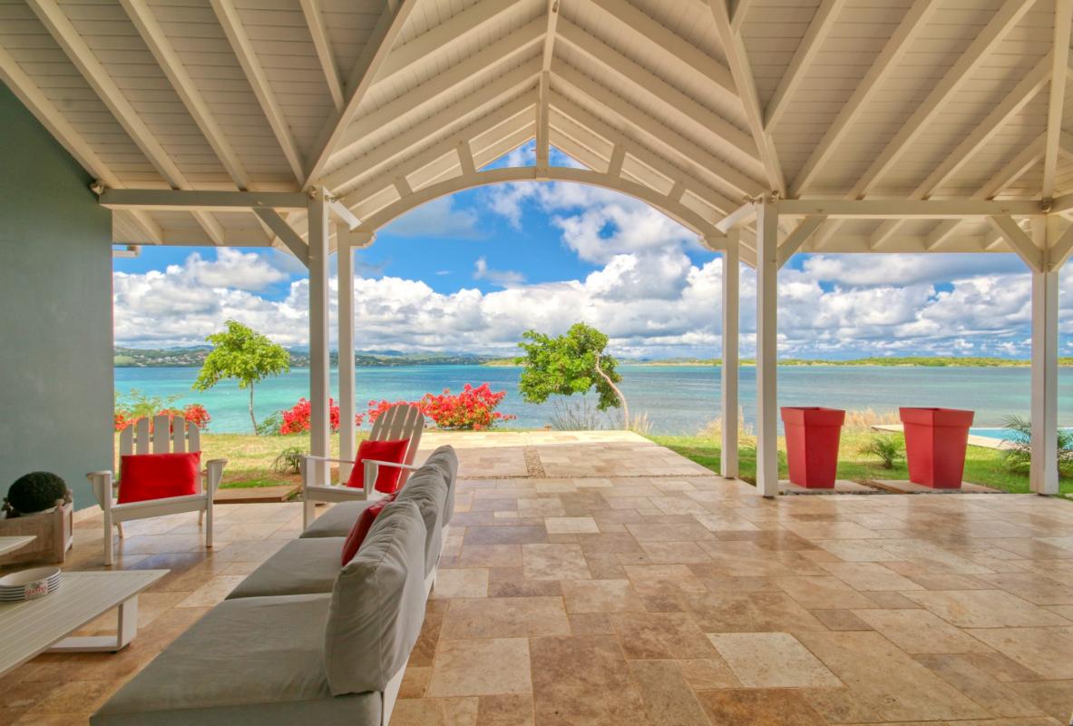 location villa de luxe vue mer piscine 8 personnes le François Martinique terrasse