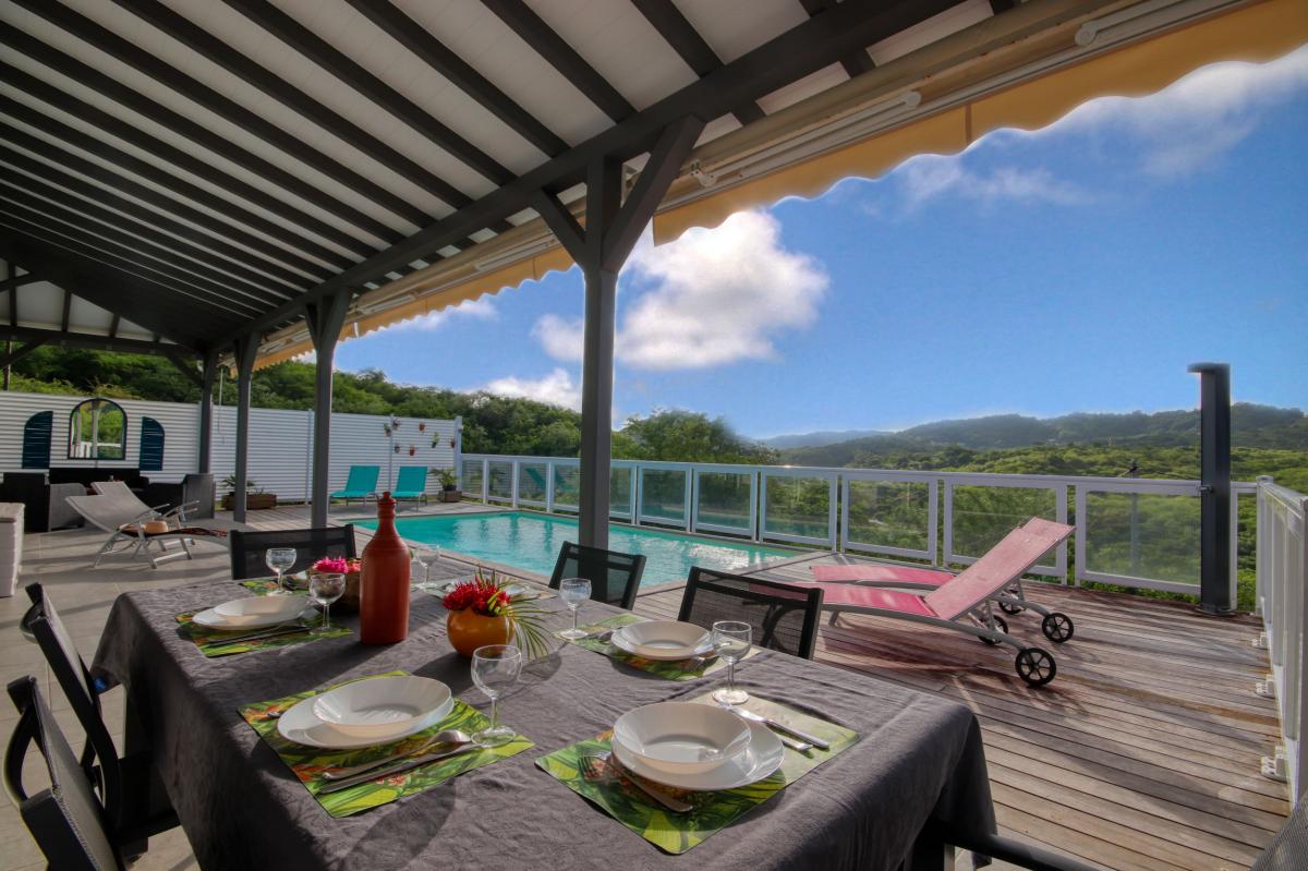 MQMA14 villa destanding belle piscine Le Marin Martinique vue piscine table