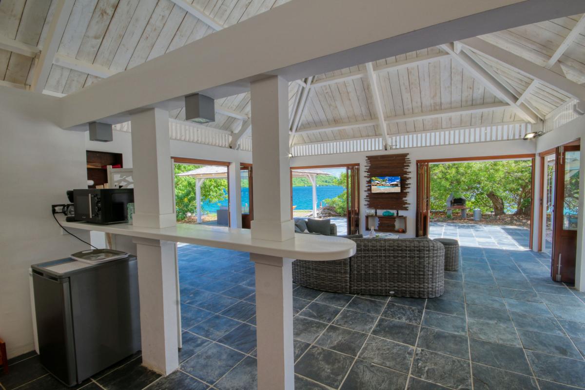 MQRO07 Villa de luxe et d'exception plage privée ponton vue cuisine