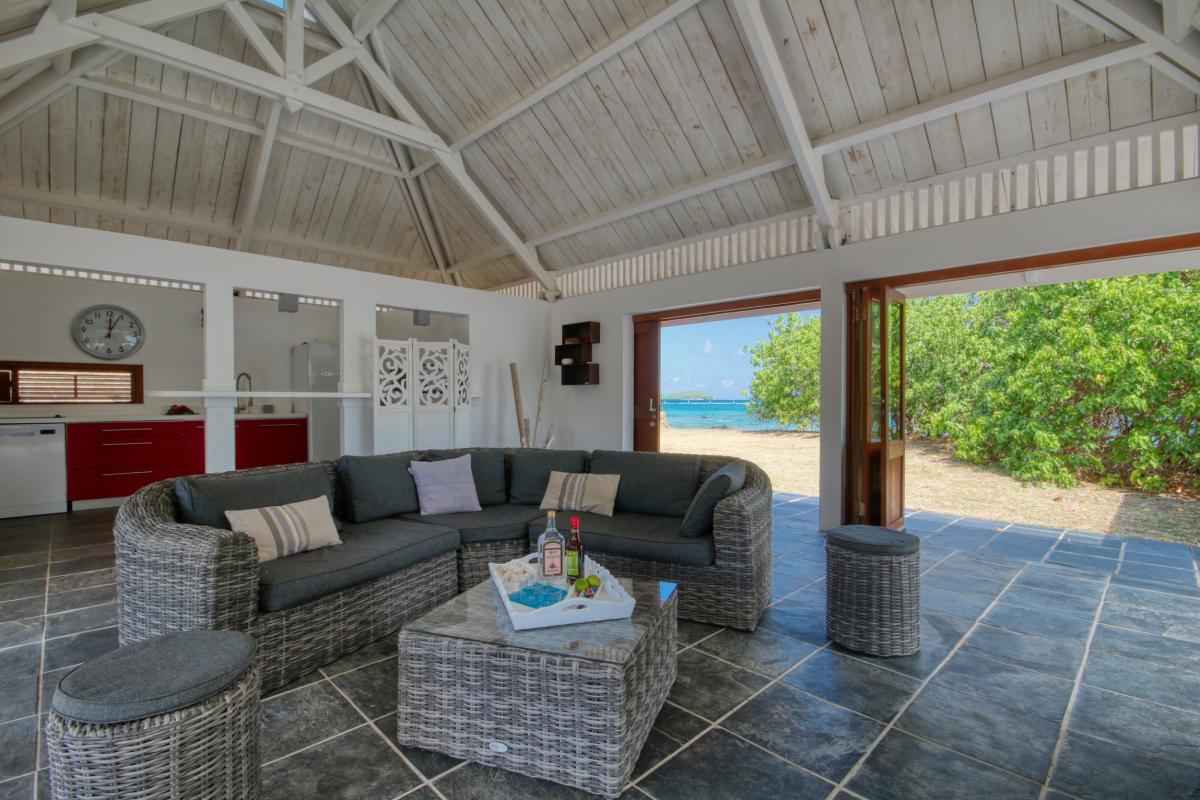  MQRO07 Villa de luxe et d'exception plage privée ponton vue sejour