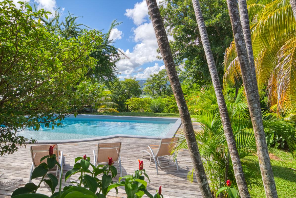 location villa martinique avec piscine vue mer et grand jardin