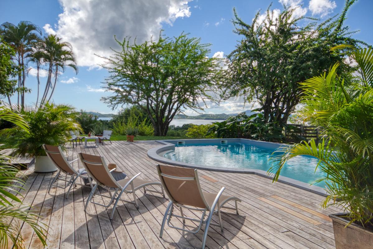 MQRO08 villa d'exception belle piscine vue mer terrasse avant