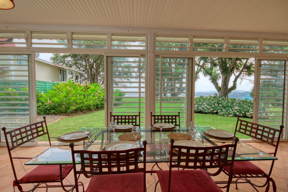 location villa de standing martinique  piscine vue mer espace repas vue jardin