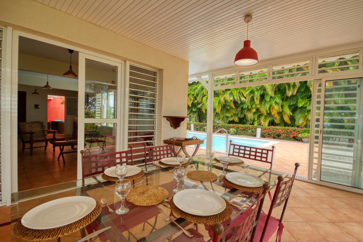 location villa de standing martinique  piscine vue mer terrasse espace repas