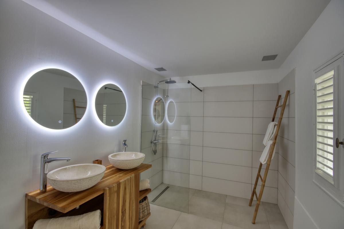 location villa de luxe 8 personnes vue salle d'eau chambre 1