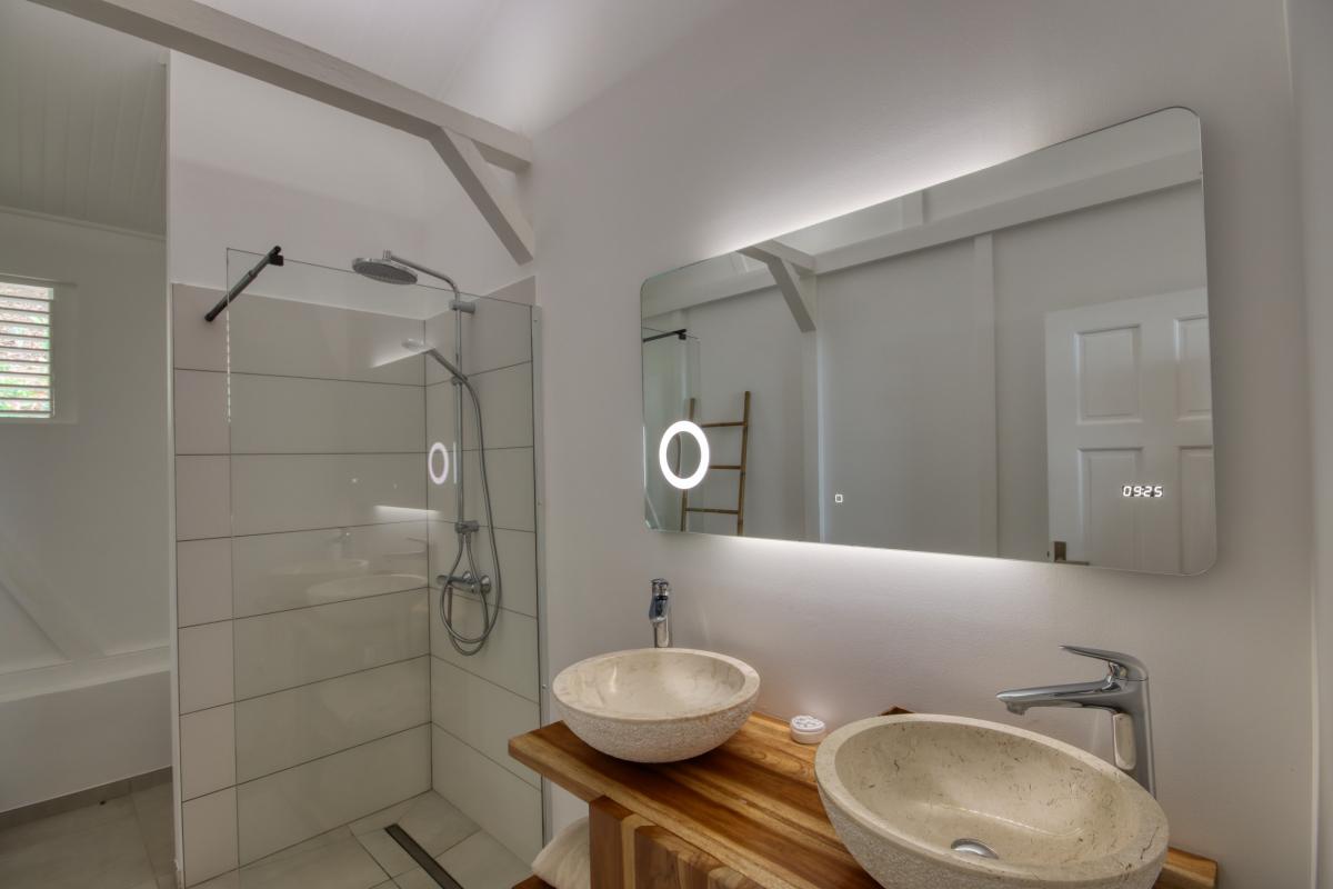 location villa de luxe 8 personnes vue salle d'eau chambre 2