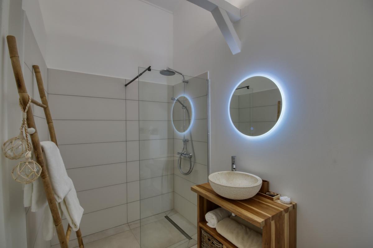 location villa de luxe 8 personnes vue salle d'eau chambre 3