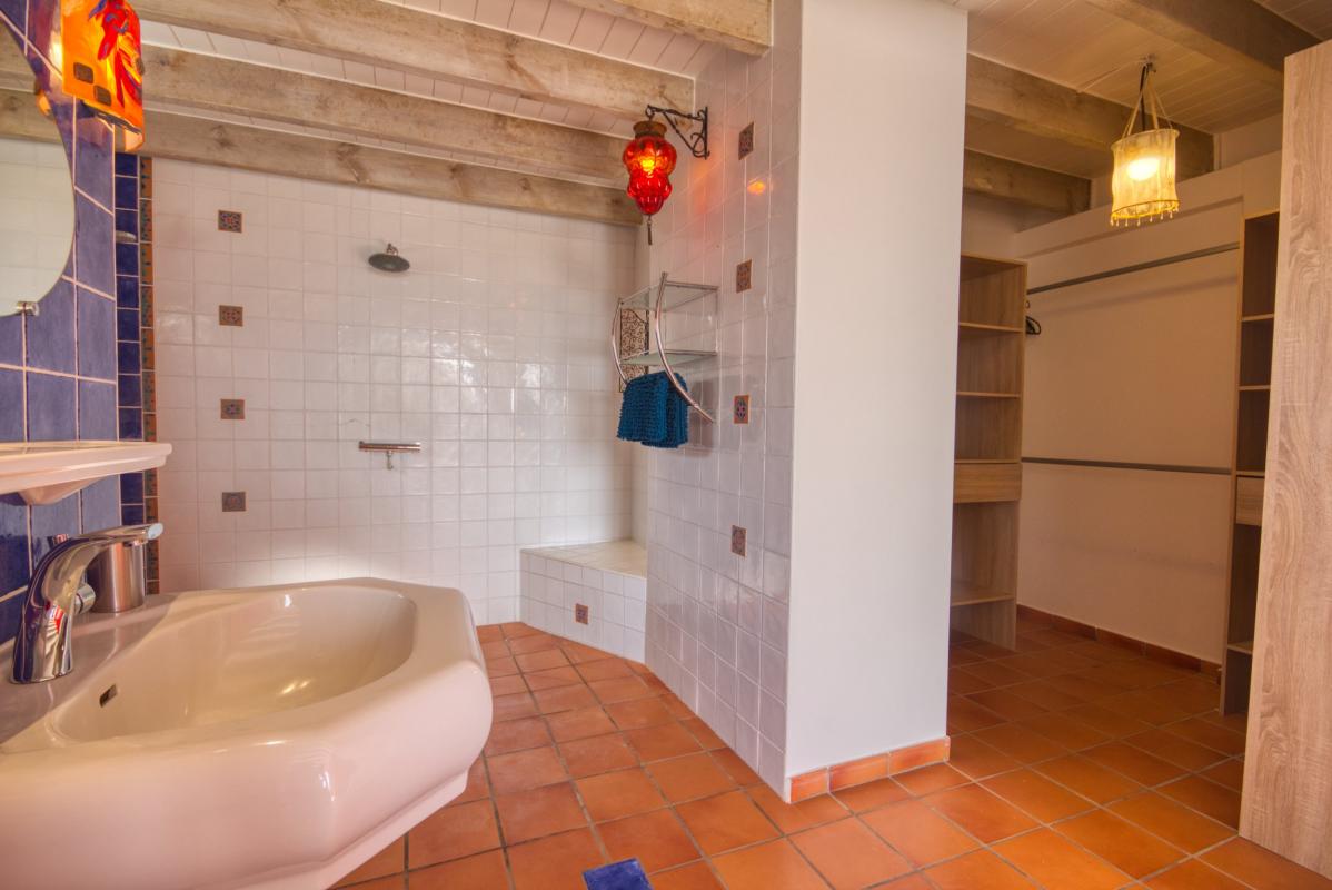 location villa martinique salle d'eau et dressing chambre 1 vue 2