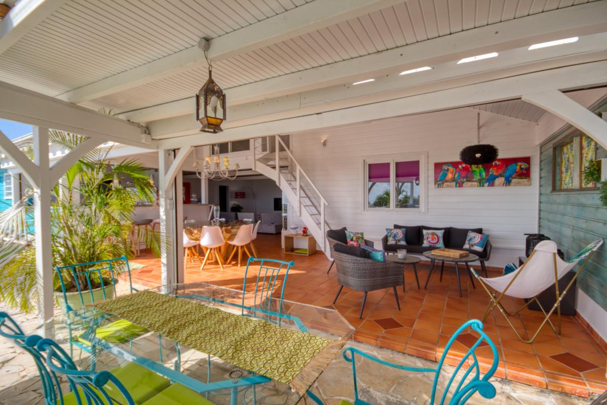 location villa martinique terrasse couverte avec table à manger vue 2
