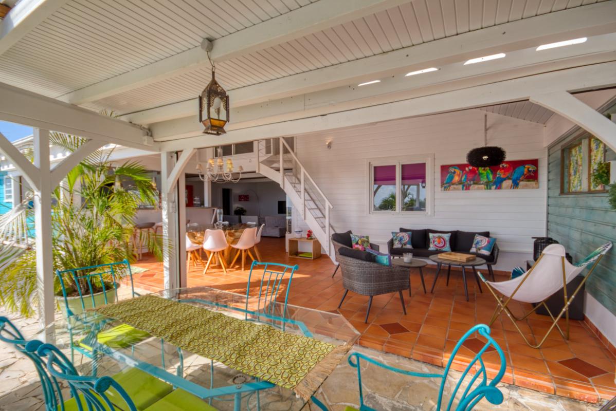 location villa martinique terrasse couverte avec table à manger vue 2