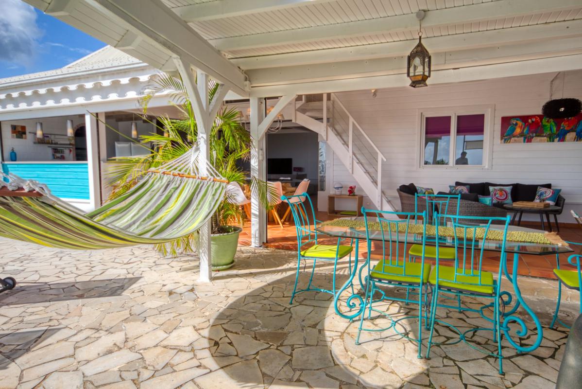 location villa martinique terrasse couverte avec table à manger