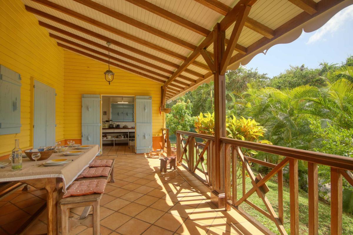 5 Villa rivière salée Martinique terrasse table à manger