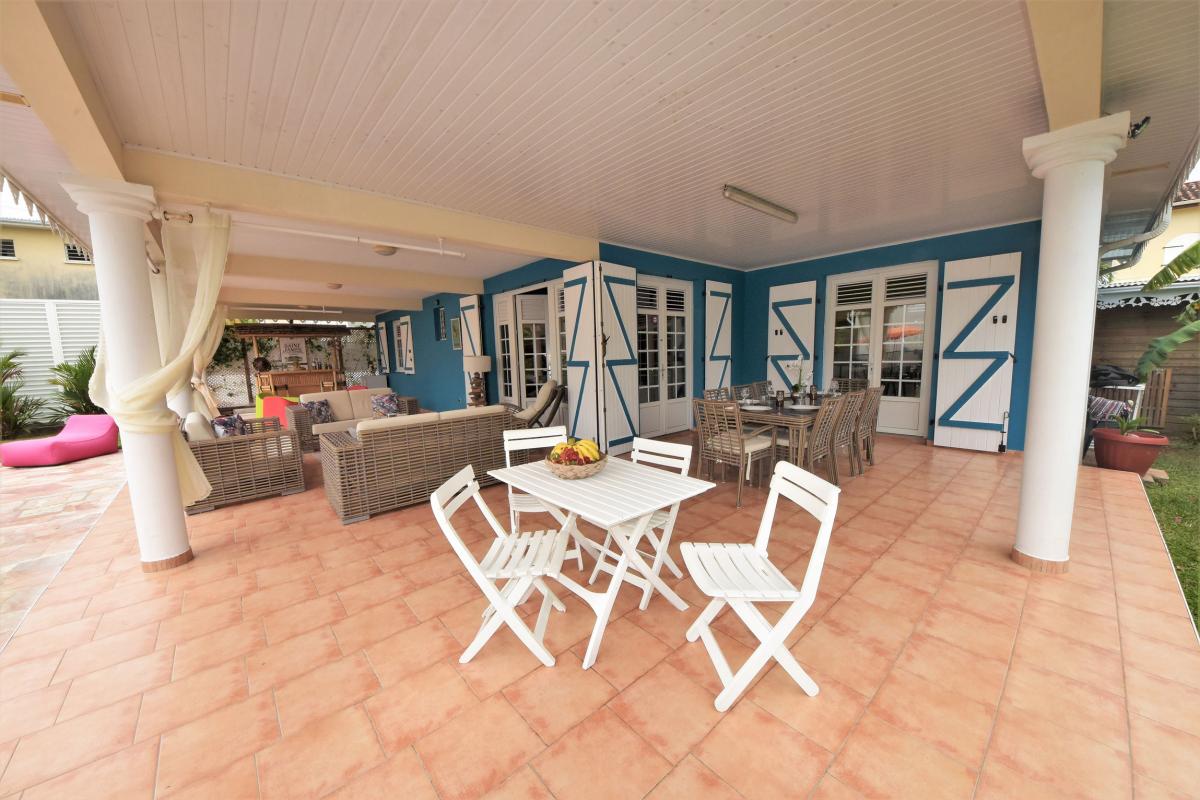 location villa martinique saint anne avec grand salon extérieur