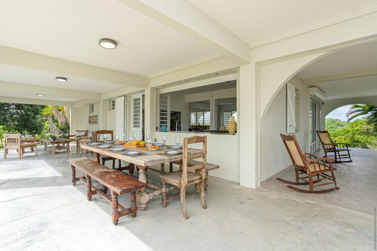 Location villa martinique sainte anne avec grande terrasse couverte