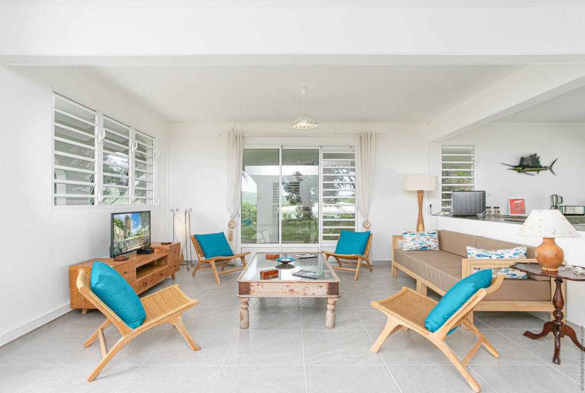 Location villa martinique sainte anne salon séjour avec télévision