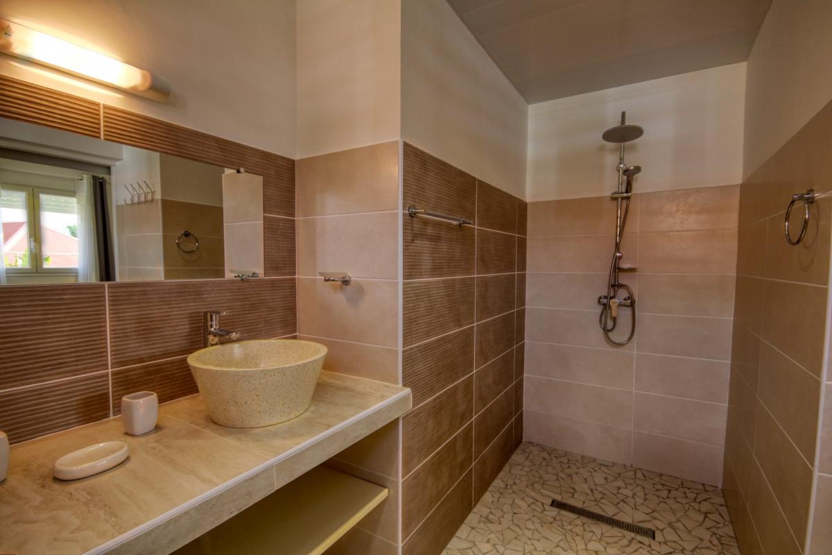 Location villa luxe Martinique - Douche chambre 1