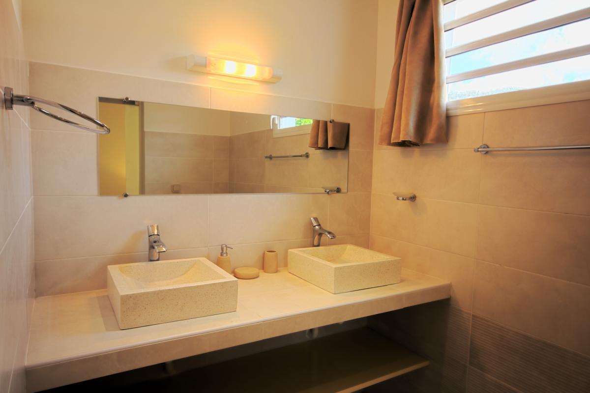 Location villa luxe Martinique - Salle douche chambre 2
