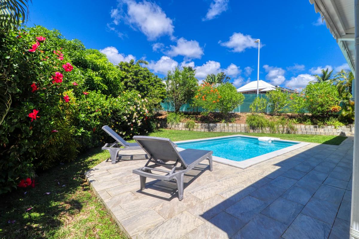 Location villa Martinique - La piscine et le jardin