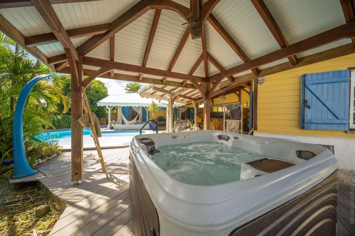 piscine jacuzzi location de villa sainte luce 8 personnes