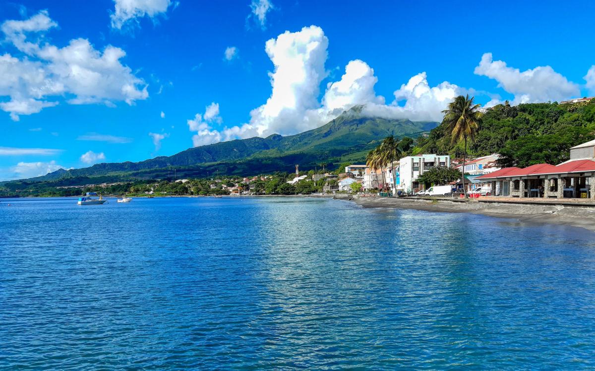 location villa martinique 8 personnes les pieds dans l'eau vue montagne pelée