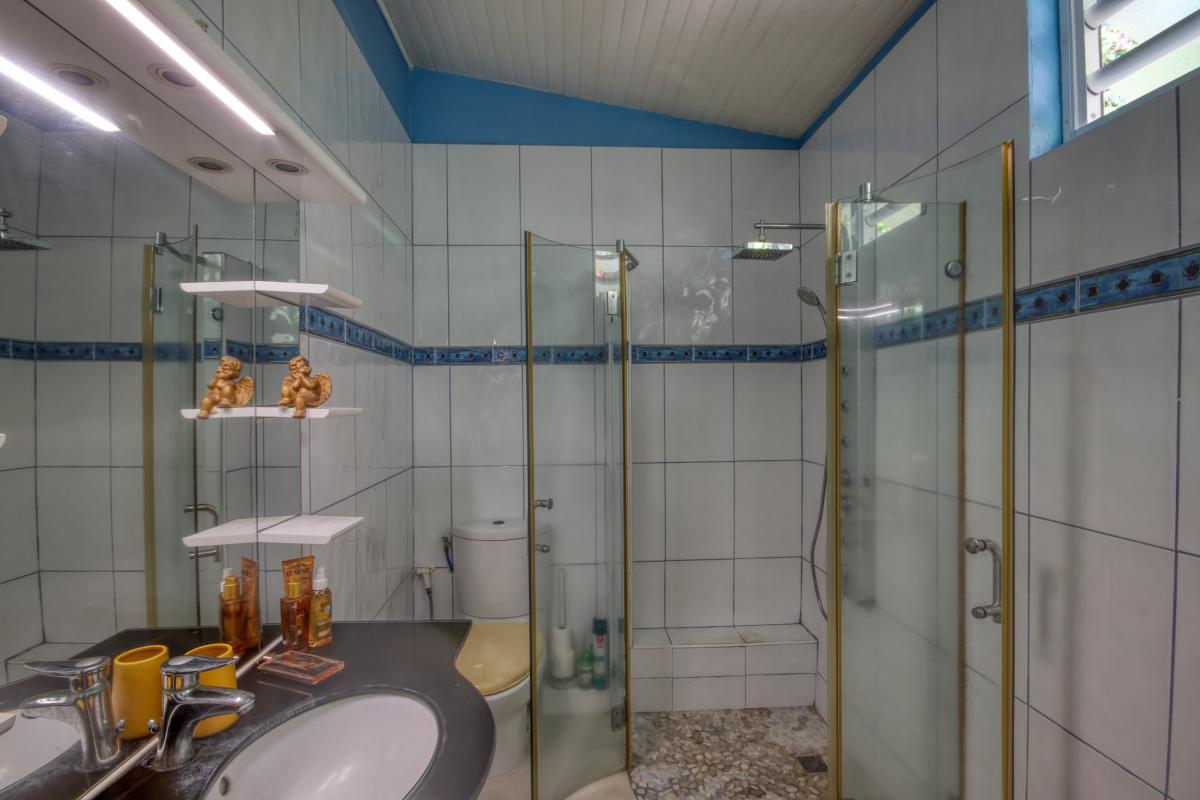location de villa 4 personnes Martinique vue mer salle d'eau 