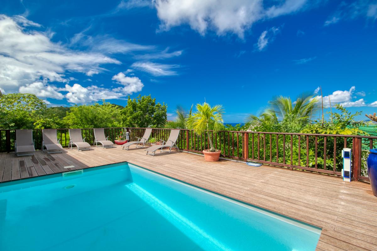 Piscine et vue mer