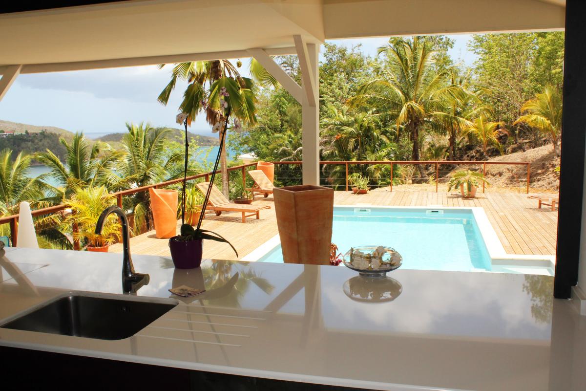 Location villa Martinique- Vue piscine depuis cuisine
