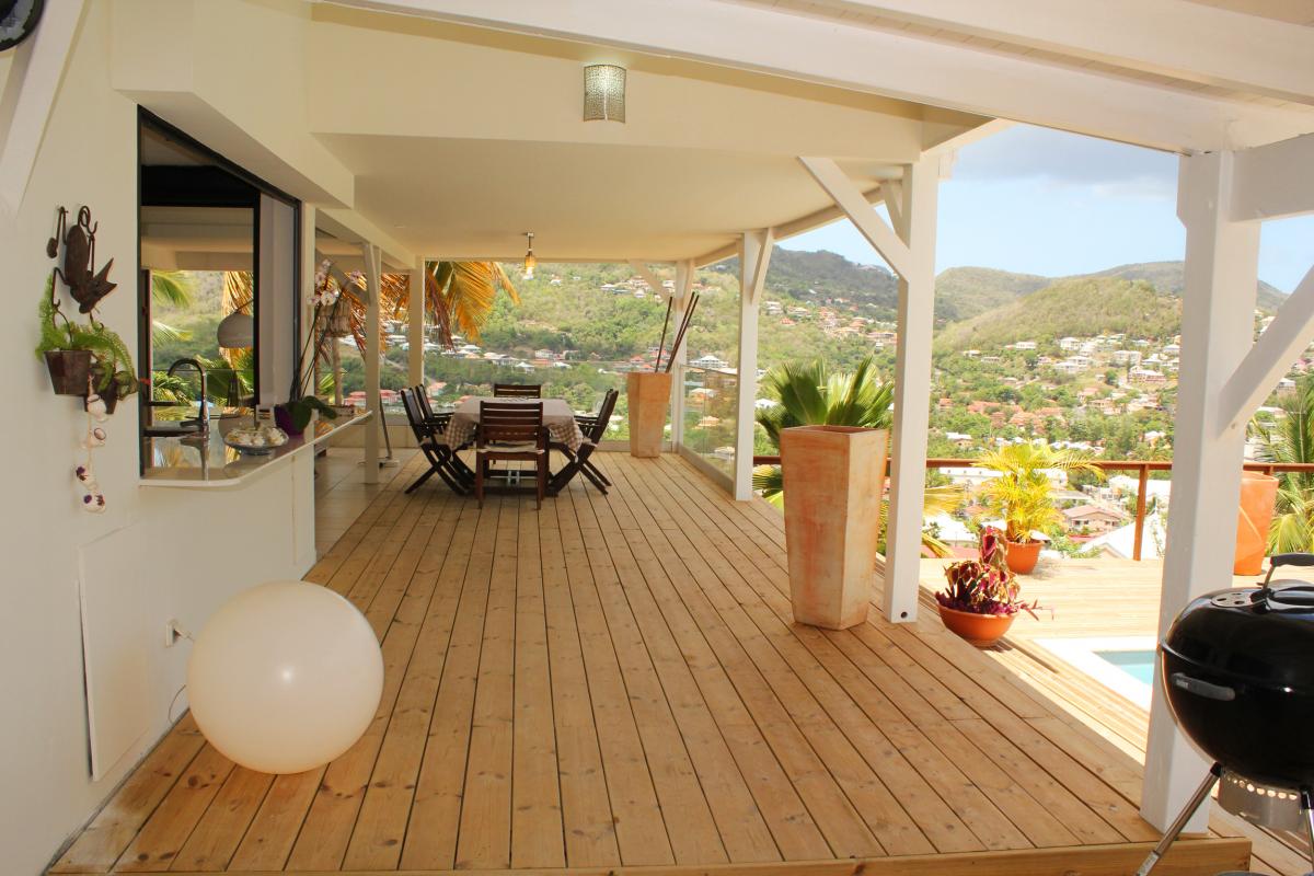 Séjour villa Martinique- Terrasse et table à manger