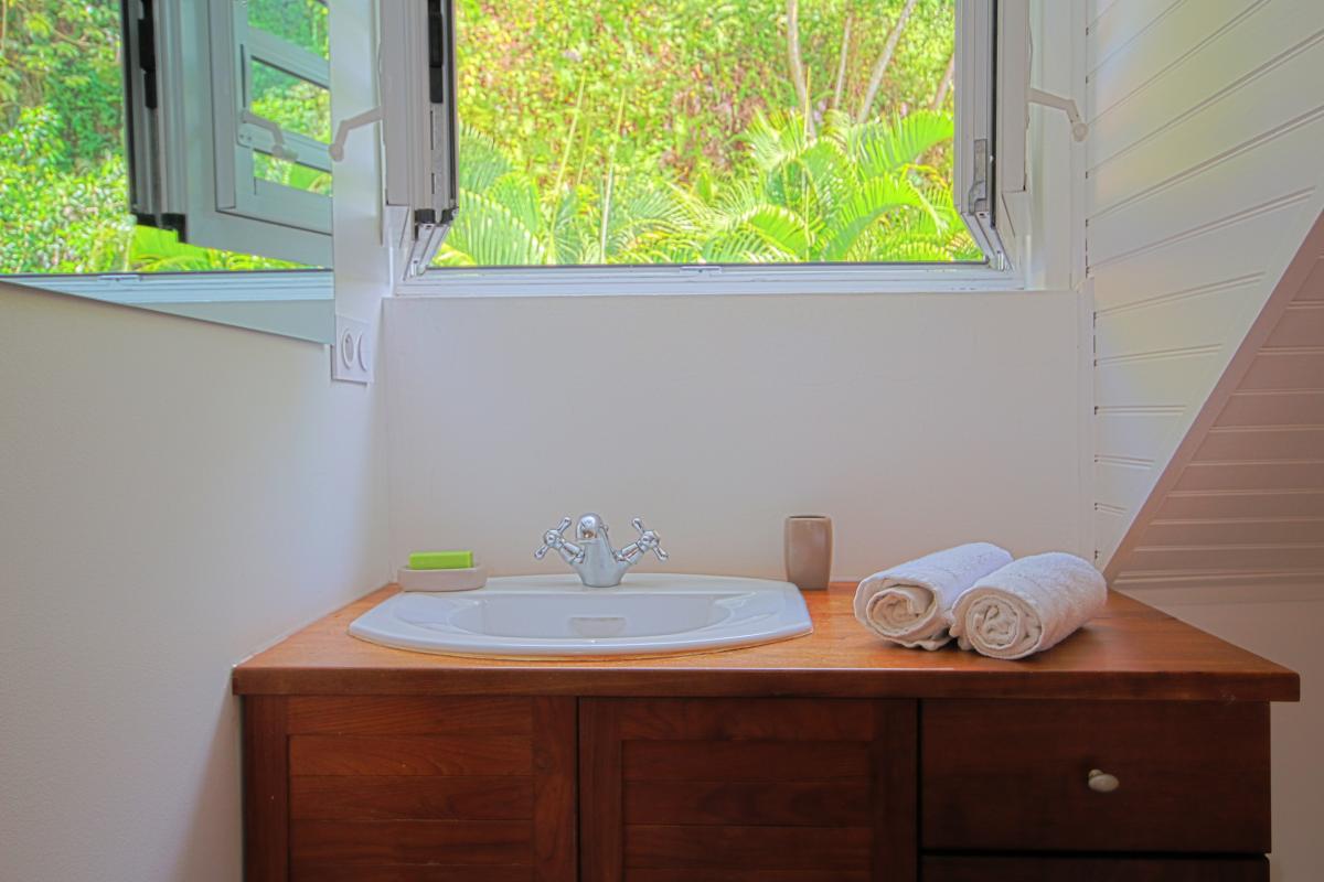 Location villa Martinique - Lavabo chambre 2