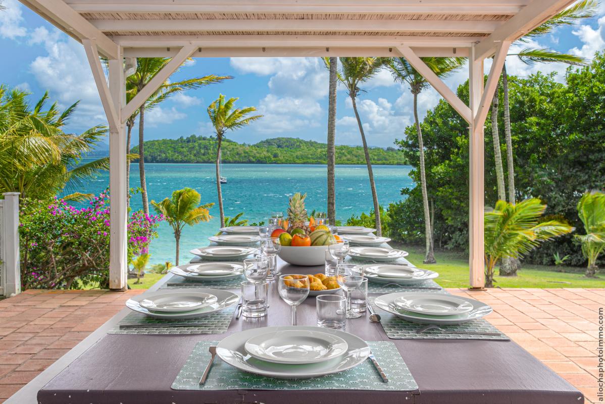 Villa d'exception Pointe du Bout Ponton privé Trois ilets Piscine pieds dans l'eau ponton privé Martinique