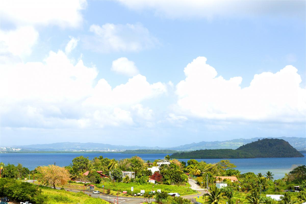Location appartement de standing piscine vue mer Trois Ilets Martinique 